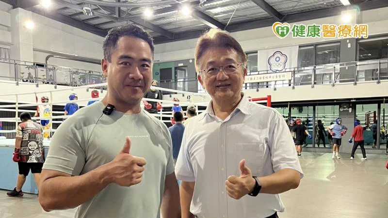 藥師HOW棒陳澤鈞藥師(左)與彰化縣立二林高中校長黃洲海(右)