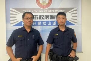 大雨中車輛突拋錨  松山警冒雨推車助駕駛解圍