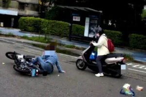 北市保大巡邏警暖心即刻救援自摔女騎士  處置迅速  避免事故擴大