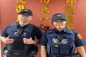老婦獨自佇立街頭 大同警細心助返家團聚 老婦獨自佇立街頭 大同警細心助返家團聚