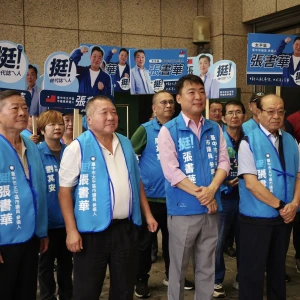 藍營雙主委陪同登記  張書華以無黨籍參選市議員
