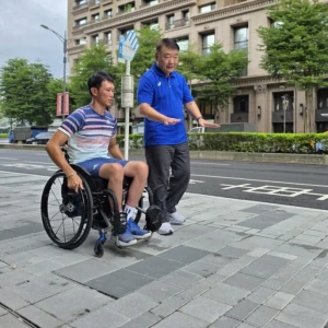 板橋區漢生東路人行環境改造升級　輪椅網球選手唐兆漢實地體驗友善通行