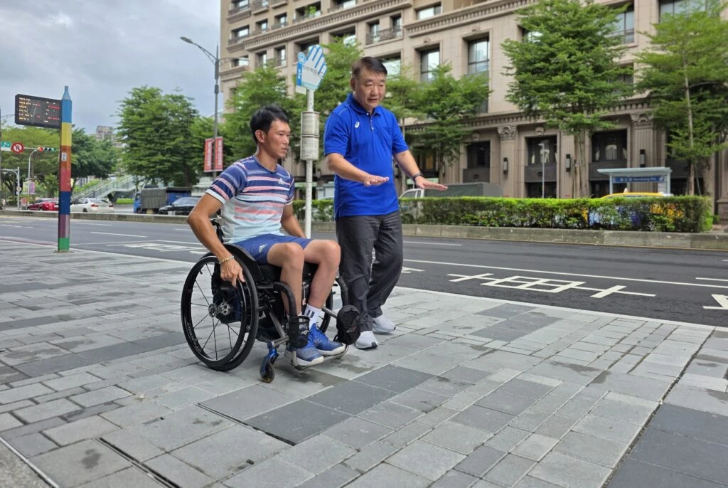 板橋區漢生東路人行環境改造升級　輪椅網球選手唐兆漢實地體驗友善通行