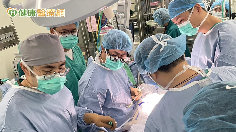 雙和醫院7月初由李明哲顧問醫師完成腹腔鏡活體肝臟捐贈移植手術,術後肝臟捐贈者與受贈者皆恢復良好。