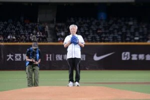 職棒最強防線  警政署長大巨蛋帥氣開球  聯手富邦悍將  接殺詐騙