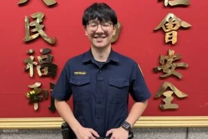 深夜錯過末班車  視障男北車徘徊迷途  暖警一路開車護送返家