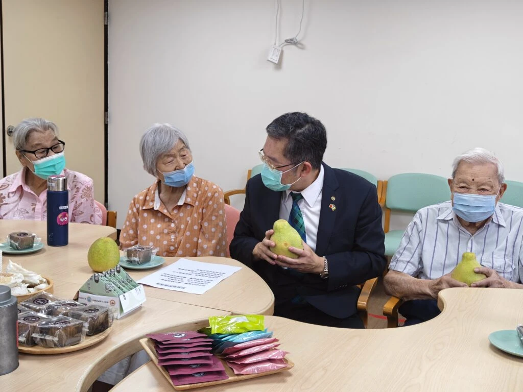 馬偕中秋暖日照 長照全人關懷不間斷