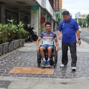 板橋區漢生東路人行環境改造升級 　輪椅網球選手唐兆漢實地體驗友善通行