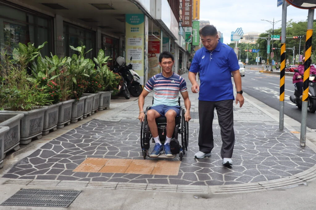 板橋區漢生東路人行環境改造升級 　輪椅網球選手唐兆漢實地體驗友善通行