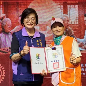 志服黃寶鳳串聯各界愛心舉辦重陽敬老餐會　從佈老到弘道陪伴獨居長輩數十年不間斷