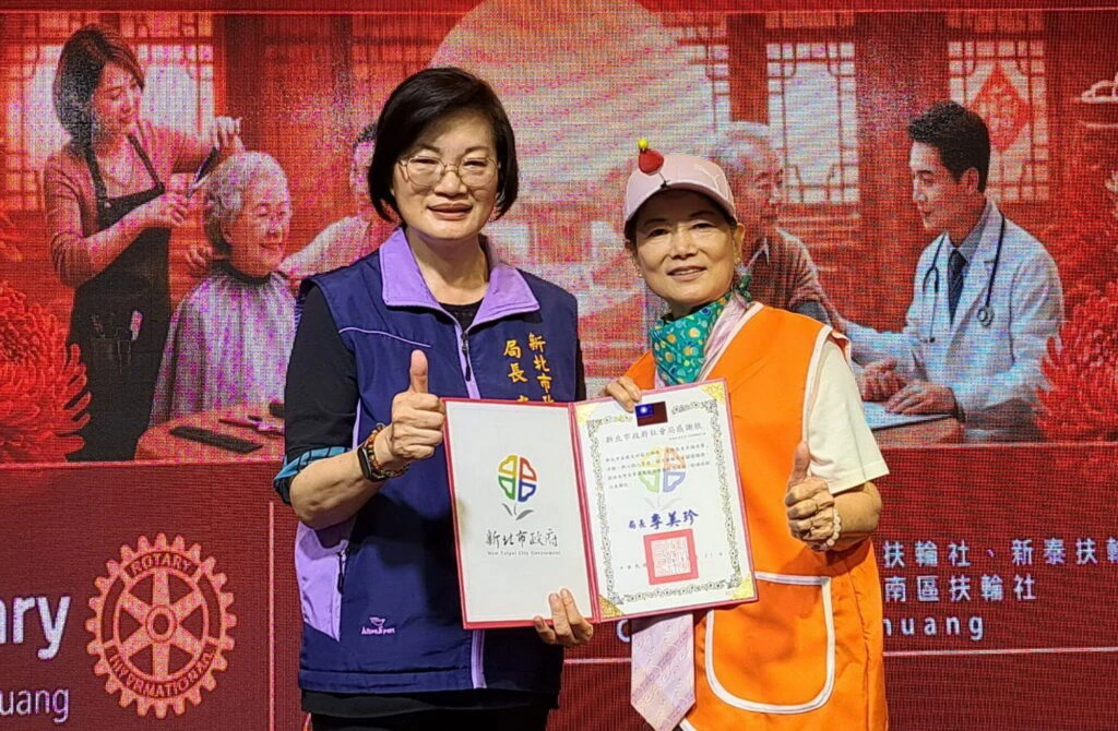 志服黃寶鳳串聯各界愛心舉辦重陽敬老餐會　從佈老到弘道陪伴獨居長輩數十年不間斷