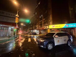 鐵架遭颱風吹落 萬華警迅速到場管制 鐵架遭颱風吹落 萬華警迅速到場管制