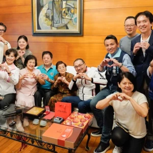 淡水人瑞洪許俸創立德裕魚酥名產　每日抹粉點胭脂走石階　侯友宜訪視頻頻誇讚