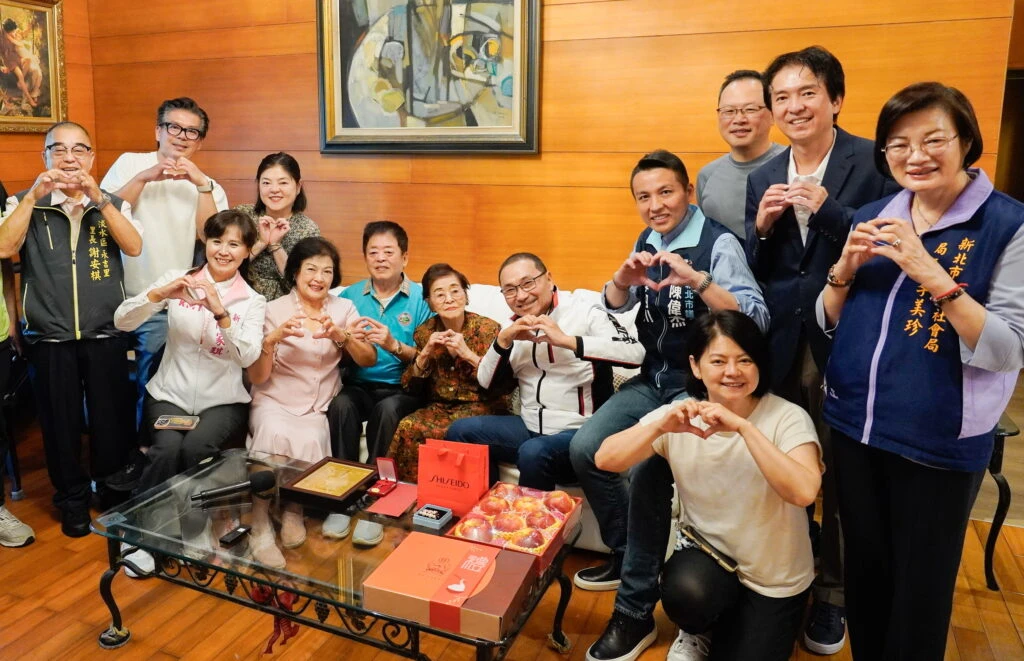 淡水人瑞洪許俸創立德裕魚酥名產　每日抹粉點胭脂走石階　侯友宜訪視頻頻誇讚