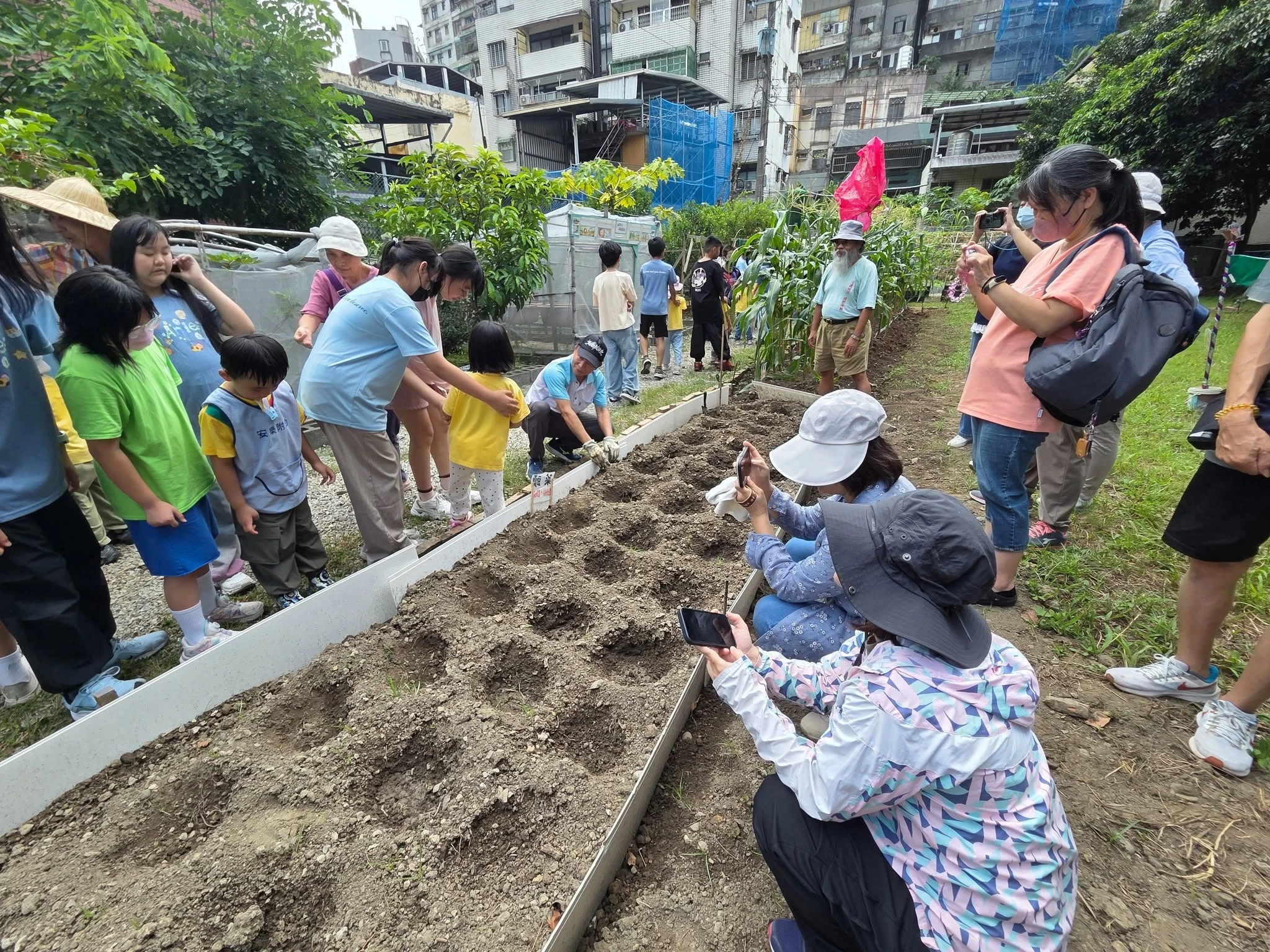 安樂國小實踐愛鄉愛土 帶孩子「走入泥土、化廢為寶」