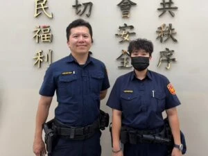 日正當中體力不支  暖警揹負長輩平安返家