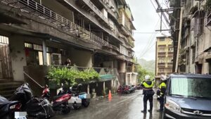 颱風強襲吹落窗戶砸至路面 基一分局即時處置排除危險 颱風強襲吹落窗戶砸至路面 基一分局即時處置排除危險