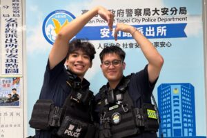 綠燈亮了卻不走 開到沒油卡路中央 大安警 徒手推車 解圍 綠燈亮了卻不走 開到沒油卡路中央 大安警 徒手推車 解圍