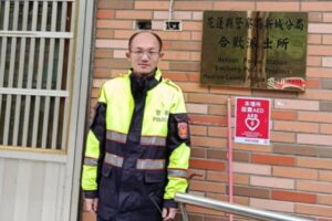 山區濃霧視線不佳車輛受困  合歡警熱心協助解困
