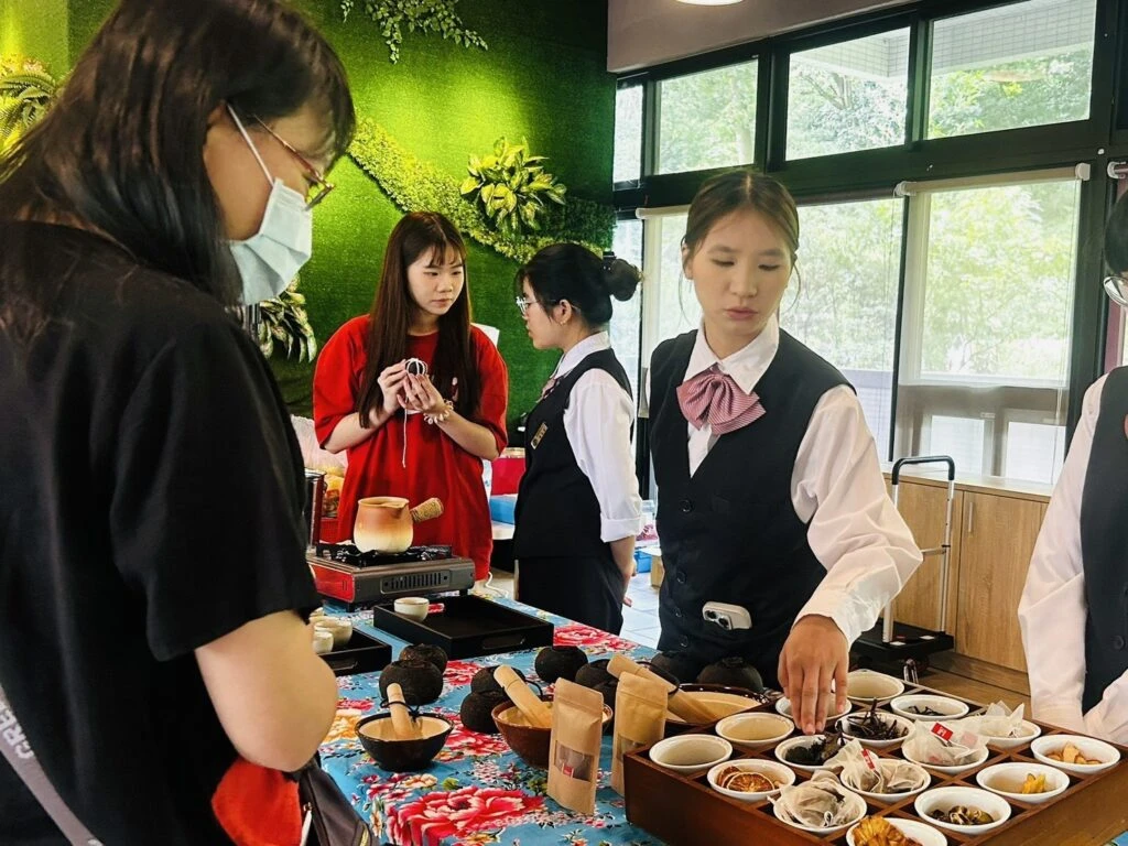 茶香也能很有戲!陸羽盃十一年迎最大規模 宏國德霖科大集結243組隊伍比拚客家永續新食力 茶香也能很有戲!陸羽盃十一年迎最大規模 宏國德霖科大集結243組隊伍比拚客家永續新食力