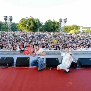 JINS《滾草皮音樂市集》人氣再創新高！上萬人塞爆花博 全台唯一毛孩專屬音樂祭！野餐、摩天輪 萌寵玩瘋 粉絲敲碗加場