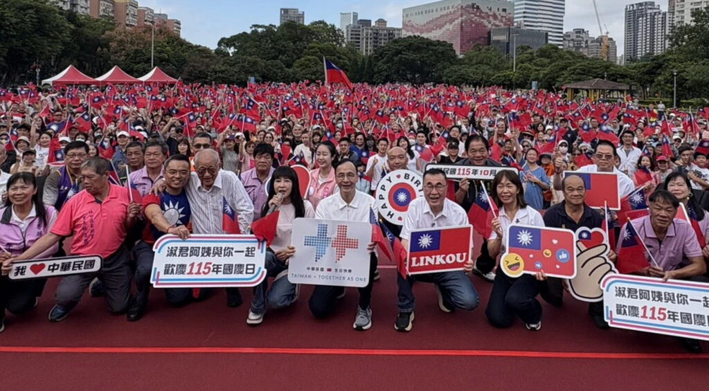 李四川合體侯友宜、朱立倫國慶升旗 鄉親相約「明年跟川伯市長一起升旗」 李四川合體侯友宜、朱立倫國慶升旗 鄉親相約「明年跟川伯市長一起升旗」