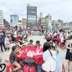 國門廣場舉辦「促咪」市集　在地味道帶來人潮青年創意點亮基隆港灣