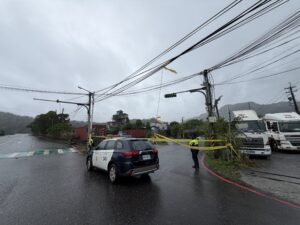 薔琵颱風來襲電線垂落 百福警即時疏處維護交通安全 薔琵颱風來襲電線垂落 百福警即時疏處維護交通安全