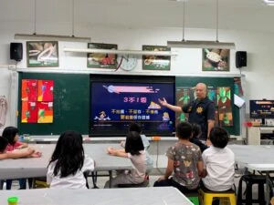 國慶連假上網不踩雷  花警婦幼隊與西富  大進國小聯手築起數位安全防護網