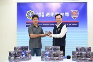 民間暖心挺警 伯悅有限公司熱心公益捐贈 鐵路警察局磁吸哨音肩燈900臺 提升員警執勤安全 民間暖心挺警 伯悅有限公司熱心公益捐贈 鐵路警察局磁吸哨音肩燈900臺 提升員警執勤安全