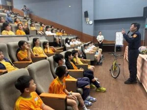 守護通學路  警進校園宣導  停看聽  強化學生自行車與路權安全觀念