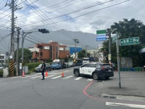 薔琵颱風強風吹倒路樹 新城警交管協助排除 薔琵颱風強風吹倒路樹 新城警交管協助排除