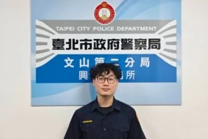 8旬長者街頭體力不支  興隆暖警遞水助返家
