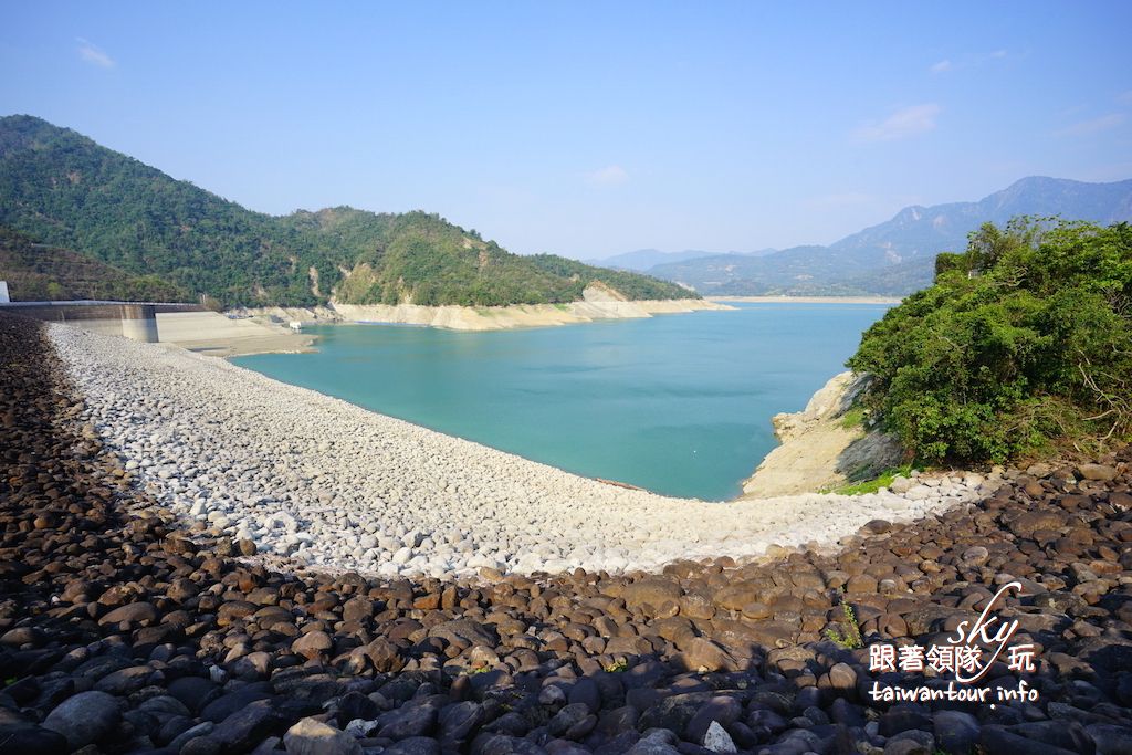 【2026曾文水庫觀景樓＆山豬島】台南楠西一日遊！搭豪華遊艇餵山豬、看老鷹秘境與門票交通全攻略