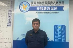捷運車廂內行動電源突冒煙 乘客按緊急按鈕通報幸無人受傷 捷運車廂內行動電源突冒煙 乘客按緊急按鈕通報幸無人受傷