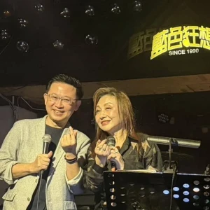 鄭怡狂瘦15公斤逆生長！領敬老卡照穿迷你裙　透視裝也敢挑戰